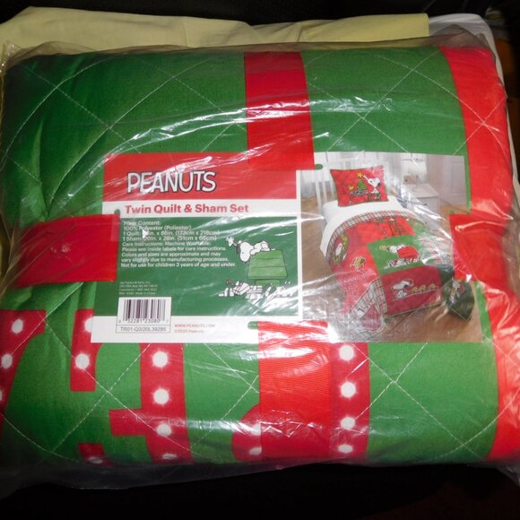NEW NWT PEANUTS SNOoPY QUILT AND SHAM SET CHRISTMAS THEMED TWIN SIZE woodstock - Picture 6 of 10